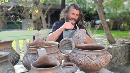 Atelier special pentru ceramică: Daniel Leș, maramureșeanul care promovează cu măiestria sa valorile tradiționale, mai are câteva locuri, în august