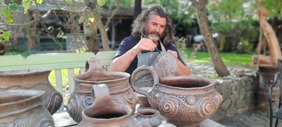 Atelier special pentru ceramică: Daniel Leș, maramureșeanul care promovează cu măiestria sa valorile tradiționale, mai are câteva locuri, în august
