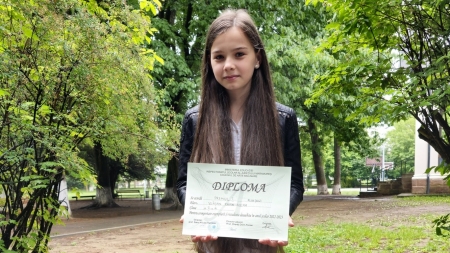 Elevă performantă cu talent: Raisa Vlășan, artista din Maramureș care îmbină cu succes cariera cu școala; Premiul întâi la învățătură cu media zece