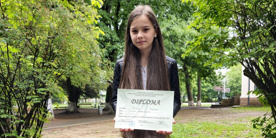 Elevă performantă cu talent: Raisa Vlășan, artista din Maramureș care îmbină cu succes cariera cu școala; Premiul întâi la învățătură cu media zece