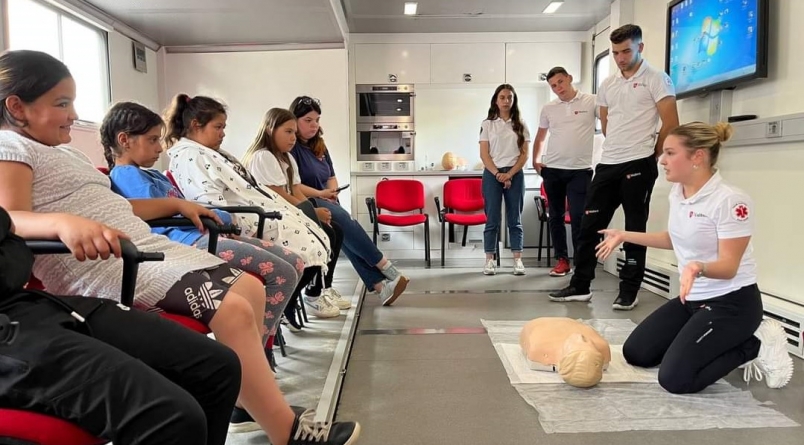 „Împreună suntem mai puternici”: Voluntarii „maltezi” maramureșeni au învățat primul ajutor pe 937 tineri din 20 de unități de învățământ din județ