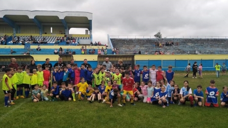 Pe Stadionul Sighetu Marmației: „Cupa CSM”, succes de organizare al responsabililor, în beneficiul copiilor! Școlile implicate, în „Ora de Fotbal”!