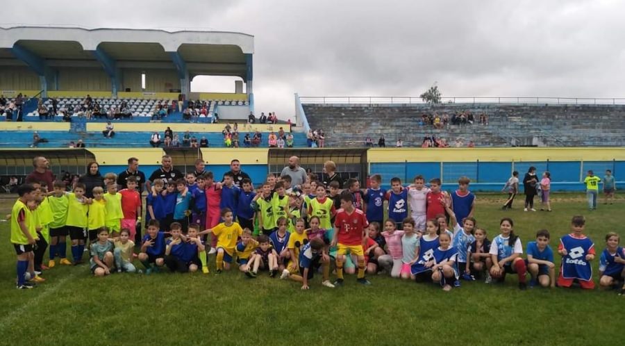 Pe Stadionul Sighetu Marmației: „Cupa CSM”, succes de organizare al responsabililor, în beneficiul copiilor! Școlile implicate, în „Ora de Fotbal”!