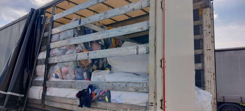 Un alt tir încărcat cu articole second-hand a fost oprit la intrarea în țară; Acesta trebuia să ajungă în Maramureș