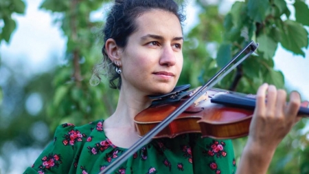 Violonista Zoë Aqua va susține un concert de muzică klezmer în Baia Mare