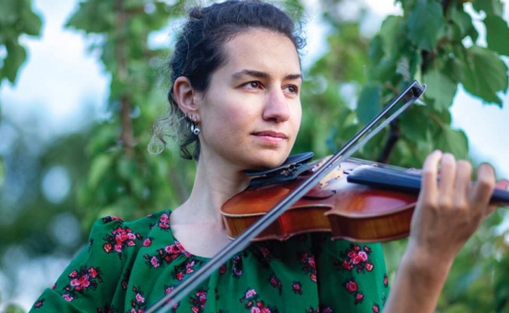 Violonista Zoë Aqua va susține un concert de muzică klezmer în Baia Mare