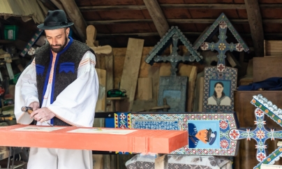 Tradiția merge mai departe: Ginerele Tezaurului Uman Viu Dumitru Pop Tincu este continuatorul Cimitirului Vesel din Săpânța