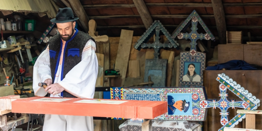 Tradiția merge mai departe: Ginerele Tezaurului Uman Viu Dumitru Pop Tincu este continuatorul Cimitirului Vesel din Săpânța