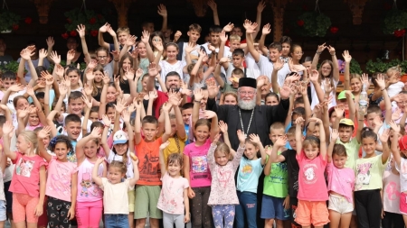 PS Iustin a fost alături de copiii și tinerii din tabăra de zi „Dibăcie și noblețe în satul maramureșean” din Rozavlea
