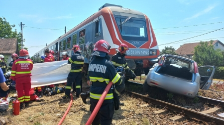 Autoturism acroșat pe calea ferată în Maramureș