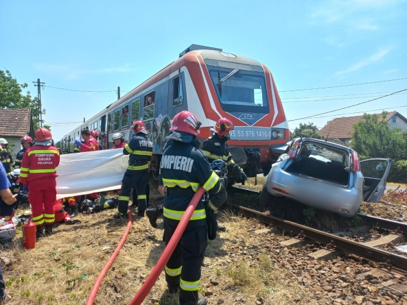 Autoturism acroșat pe calea ferată în Maramureș