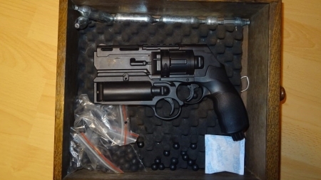 Arme găsite în urma unor percheziții domiciliare în Tăuții Măgherăuș