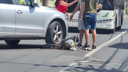 Bicicletă acroșată de autoturism în Baia Mare