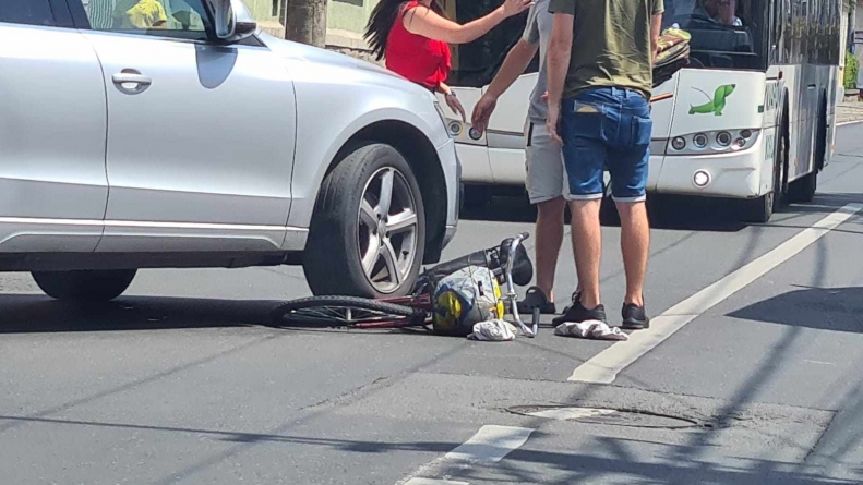 Bicicletă acroșată de autoturism în Baia Mare