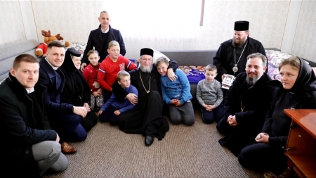 Forța rugăciunilor a 8 copii din Maramureș: Istoria familiei care stă în „casa bucuriei”; Cei 9, mama și copiii, sunt sub ocrotirea Sfintei Macrina