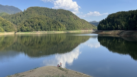Amplă acţiune de curăţenie la lacul Firiza; Iubitorii de natură sunt așteptați să se alăture