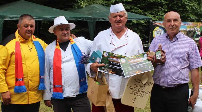 Valea Scăriței din Ciolt: Ionel Cozmuța, câștigătorul marelui premiu din 2023 al concursului special, de preparat guyaș; Multă voie bună și savoare
