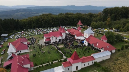 Mănăstirea Dumbrava, pe Șatra lui Pintea: Lăcașul de cult care invită pe toți credincioșii să spună rugăciuni, în decorul idilic al Țării Lăpușului