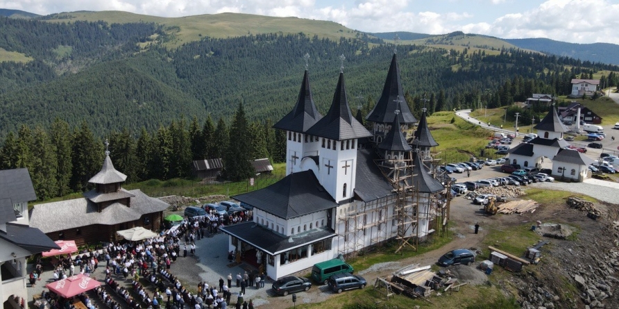 Mănăstirea Prislop sau „straja din estul Maramureșului”: Lăcașul binecuvântat din munți care menține credincioșii mai aproape de Dumnezeu, la Borșa