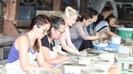 Atelier ceramic în desfășurare: Daniel Leș, maramureșeanul care promovează cu măiestria sa valorile tradiționale, a început seria taberelor de artă