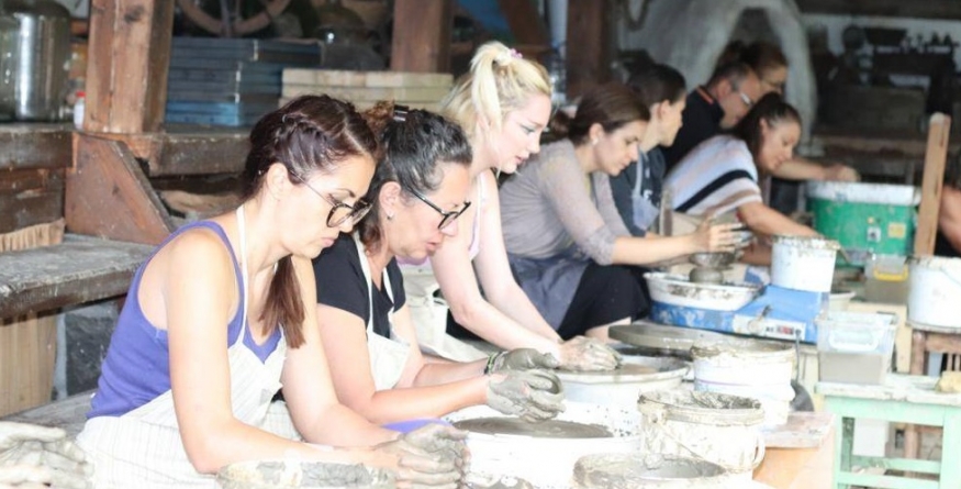 Atelier ceramic în desfășurare: Daniel Leș, maramureșeanul care promovează cu măiestria sa valorile tradiționale, a început seria taberelor de artă