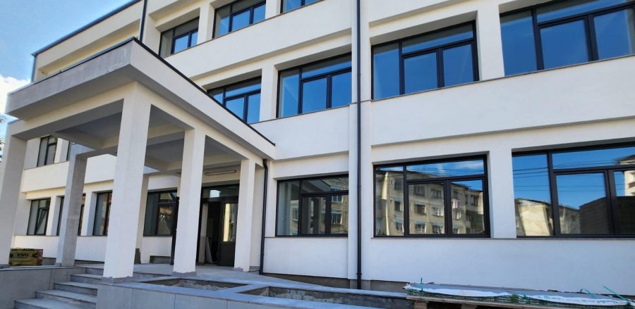 Investiție deosebită la Școala 9 din Borșa: Se lucrează de zor la unitatea educațională; Mobilier ultramodern, pentru „cei mai smart elevi borșeni”