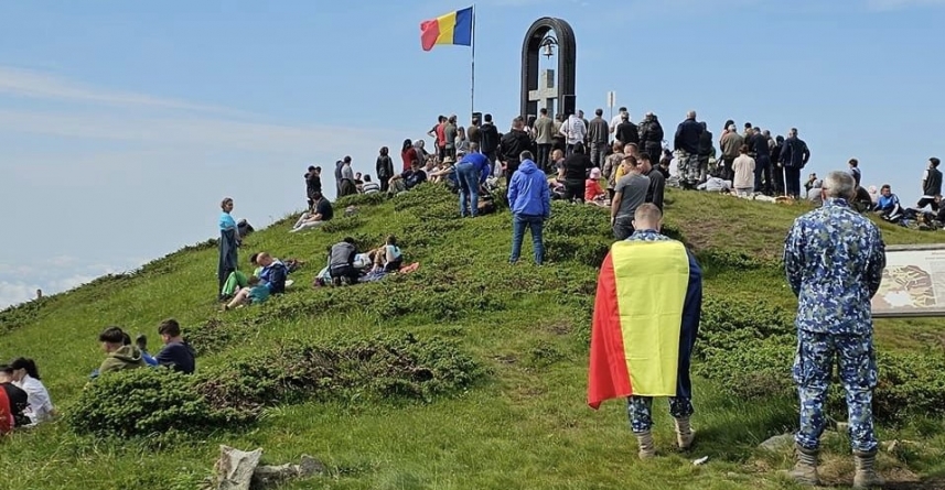 Pelerinaj special pe versantul sudic al Maramureșului: 250 credincioși au urcat în sfinte rugăciuni, la crucea de pe Țibleș, mulțumind lui Dumnezeu