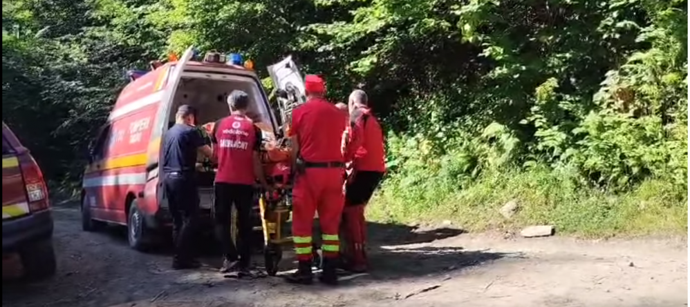 Acțiune Salvamont Maramureș: Un bărbat de 81 de ani s-a răsturnat cu 4×4 pe un drum forestier în zona Vișeu de Sus