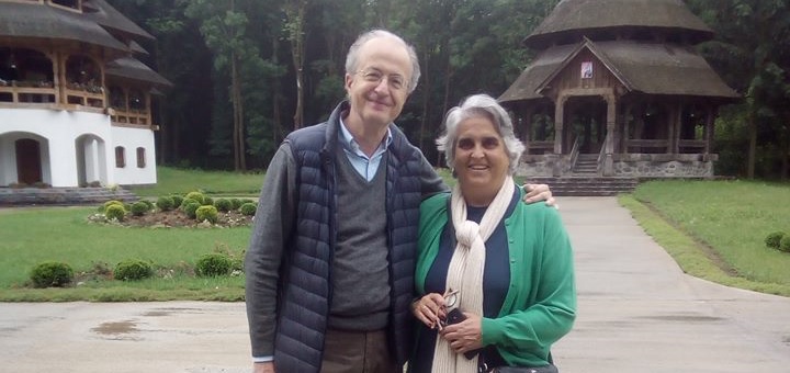 Turiști fascinați de lăcașurile sfinte din Maramureș: Un cuplu de spanioli vizitează frumusețile maramureșene, luând pe rând, fiecare din obiective