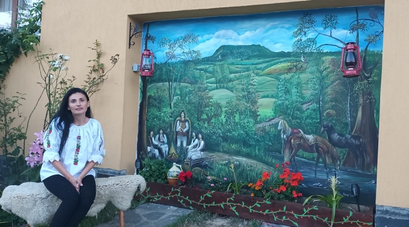 Nu e uitat: Pe fațada unei pensiuni din Țara Lăpușului a fost pictată o secvență din drumul lui Pintea Viteazul spre muntele Șatra