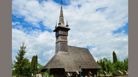 Singura biserica de lemn din Țara Lăpușului inclusă pe lista UNESCO este „Sfinții Arhangheli Mihail și Gavril” din satul Rogoz