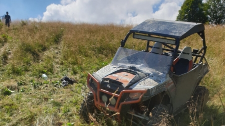 Bărbat grav rănit după ce s-a răsturnat cu Jeep-ul; Un elicopter l-a transportat la UPU Baia Mare