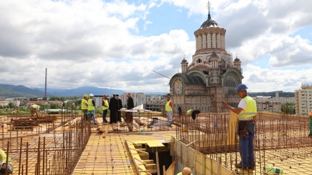 Se lucrează intens la blocul social aflat în vecinătatea Catedralei Episcopale din Baia Mare