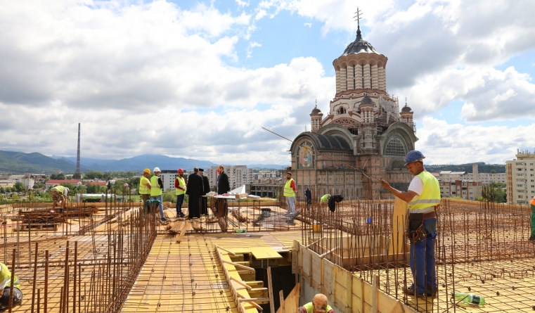 Se lucrează intens la blocul social aflat în vecinătatea Catedralei Episcopale din Baia Mare