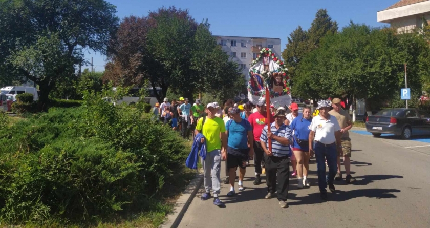 Peste 70 de credincioși din comuna Lăpuș au pornit și anul acesta pe jos spre Mănăstirea Nicula