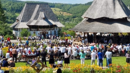 De Praznicul Adormirii Maicii Domnului: Peste 8.000 de oameni s-au rugat la Mănăstirea Bârsana