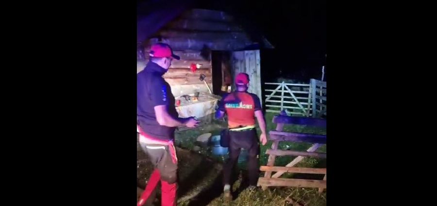 Salvatorii montani s-au deplasat azi-noapte la o stână situată în zona Creasta Cocoșului; Ciobanul s-a plâns de dureri puternice în piept