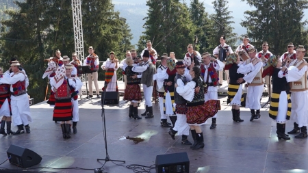 Ansamblul Folcloric Național Transilvania, la două festivaluri de marcă