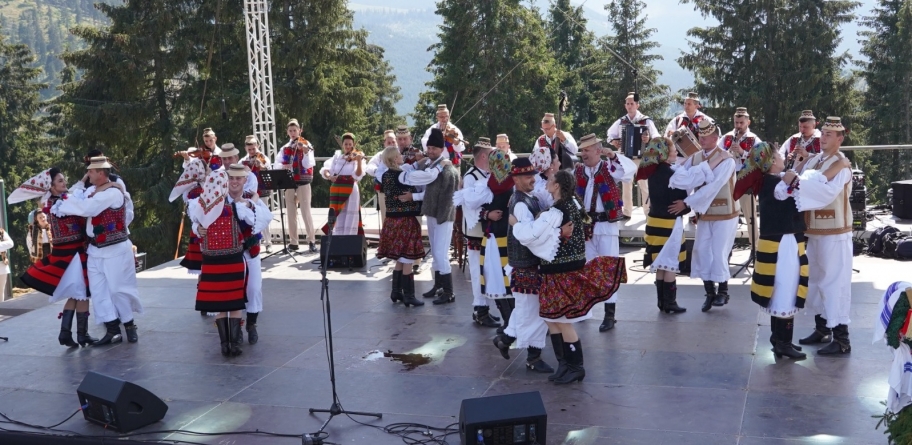 Ansamblul Folcloric Național Transilvania, la două festivaluri de marcă