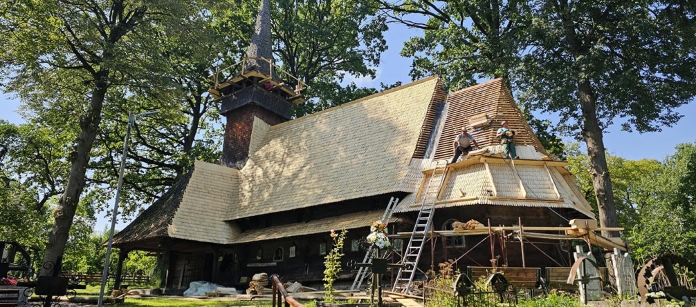 Istoria bisericii de lemn din Hărnicești: Sfântul lăcaș maramureșean a beneficiat de restaurarea necesară la nivelul acoperișului; Datează din 1770
