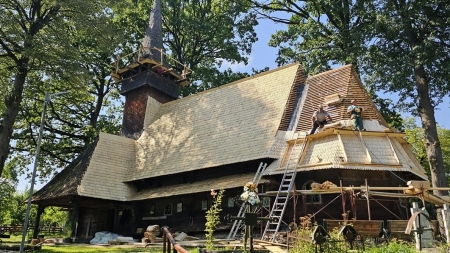 Istoria bisericii de lemn din Hărnicești: Sfântul lăcaș maramureșean a beneficiat de restaurarea necesară la nivelul acoperișului; Datează din 1770