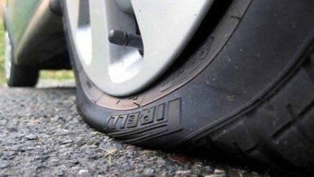Cauciucurile mai multor mașini din Sighetu Marmației au fost distruse prin înțepare