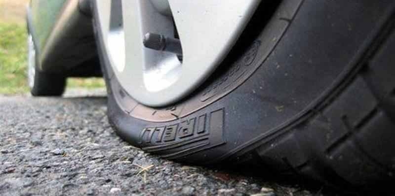 Cauciucurile mai multor mașini din Sighetu Marmației au fost distruse prin înțepare