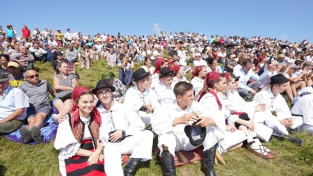 Multă distracție și voie bună în Maramureș: Lista festivalurilor din weekend în județul nostru; „Hora de la Prislop”, folk, sărbători de localități