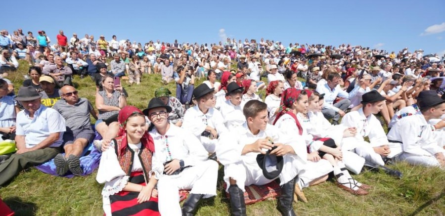 Multă distracție și voie bună în Maramureș: Lista festivalurilor din weekend în județul nostru; „Hora de la Prislop”, folk, sărbători de localități