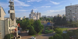 La Biserica „Sfânta Cruce” de la RFN: Se lucrează la dislocarea acelor elemente speciale cu rol decorativ de pe lăcașul de cult din cartierul Săsar