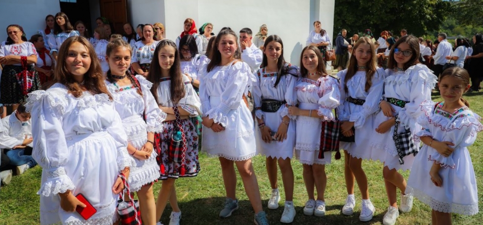 Valea Izei, 15 august, straie de sărbătoare: Mulțimea credincioșilor a asistat la slujbele religioase și la întâlnirile fiilor satelor maramureșene