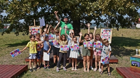 Sportul minții, practicat vara… „Sub Stejar”: Copilașii din Maramureș l-au deprins în atelierul special „Șah! Mat! Joc și Joacă, Inițiere în Șah”