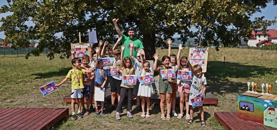 Sportul minții, practicat vara… „Sub Stejar”: Copilașii din Maramureș l-au deprins în atelierul special „Șah! Mat! Joc și Joacă, Inițiere în Șah”