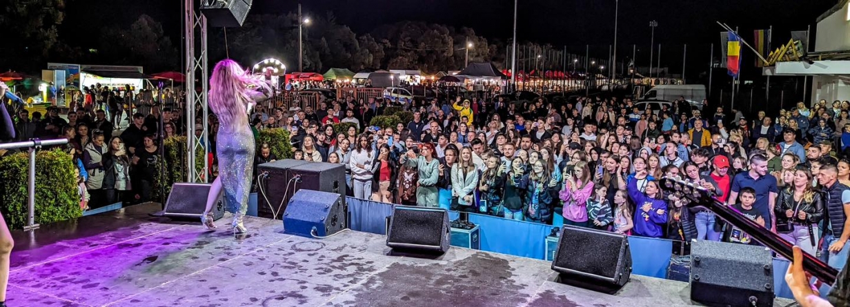 Multă distracție la Vișeu de Sus: Artiști pop iubiți de public pe scena sărbătorii; „Reuniune” a vișeuanilor, în sânul familiei, cu bună dispoziție